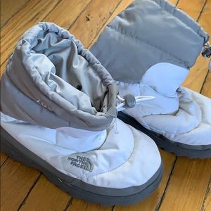 The North face size 6 700 down snow boots